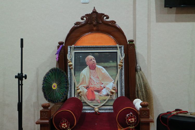 AC Bhaktivendata Swami Prabhupada , guru besar dari aliran Hare Krishna