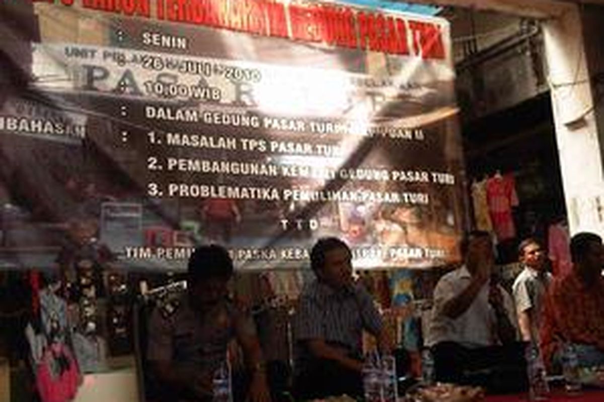 Pedagang Pasar Turi Surabaya berkumpul di bekas gedung pasar, Senin (26/7). Mereka memperingati kebakaran di pasar itu  yang terjadi pada 26 Juli 2007. Sampai sekarang belum ada kejelasan proses pembangunan ulang pasar grosir itu  Kompas/Kris RM 