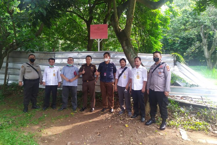 Penyidik Kejaksaan Agung menyita dua aset tanah bangunan milik tersangka Surya Darmadi di Kawasan Jakarta Pusat pada Kamis (18/8/2022). Foto: Kejagung RI