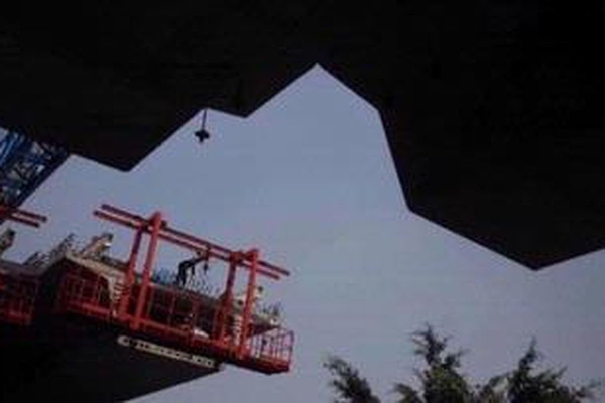 Aktivitas pengerjaan proyek jalan layang non tol ruas Pangeran Antasari-Blok M, Jakarta Selatan, Kamis (21/6/2012). 