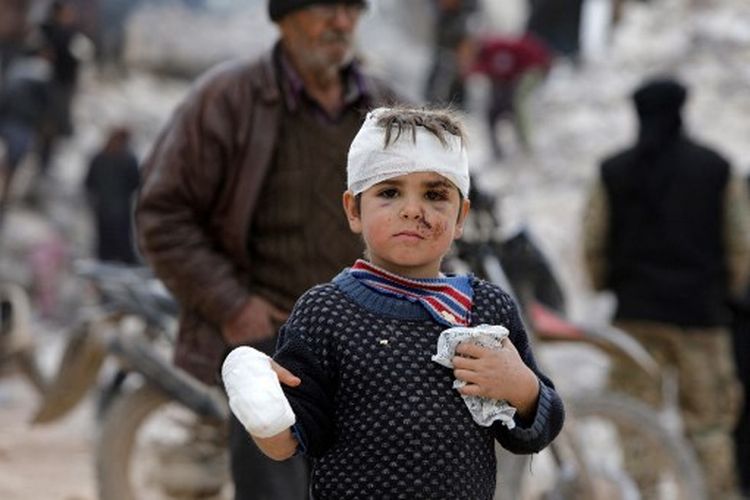 Bocah 6 tahun bernama Musa Hmeidi berhasil ditarik keluar hidup-hidup dari bawah puing-puing bangunan yang runtuh di Suriah pada Jumat (10/2/2023) atau empat hari setelah gempa mematikan melanda daerah itu. Dia tepatnya berada di kota Jindayris yang dikuasai pemberontak,