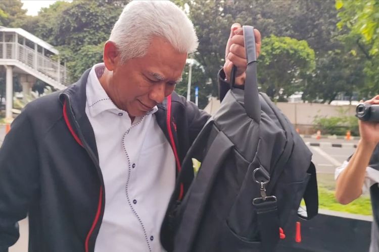 Bungkam Usai Diperiksa KPK, Direktur PT IAE Tutupi Wajah dengan Tas Saat Ditanya Korupsi Gas PGN