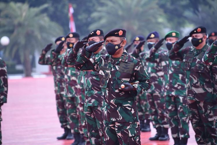 Panglima TNI Marsekal Hadi Tjahjanto menaikkan pangkat satu tingkat lebih tinggi dari pangkat semua terhadap 52 perwira tinggi (Pati) TNI yang berlangsung di Mabes TNI, Jakarta, Jumat (13/8/2021).