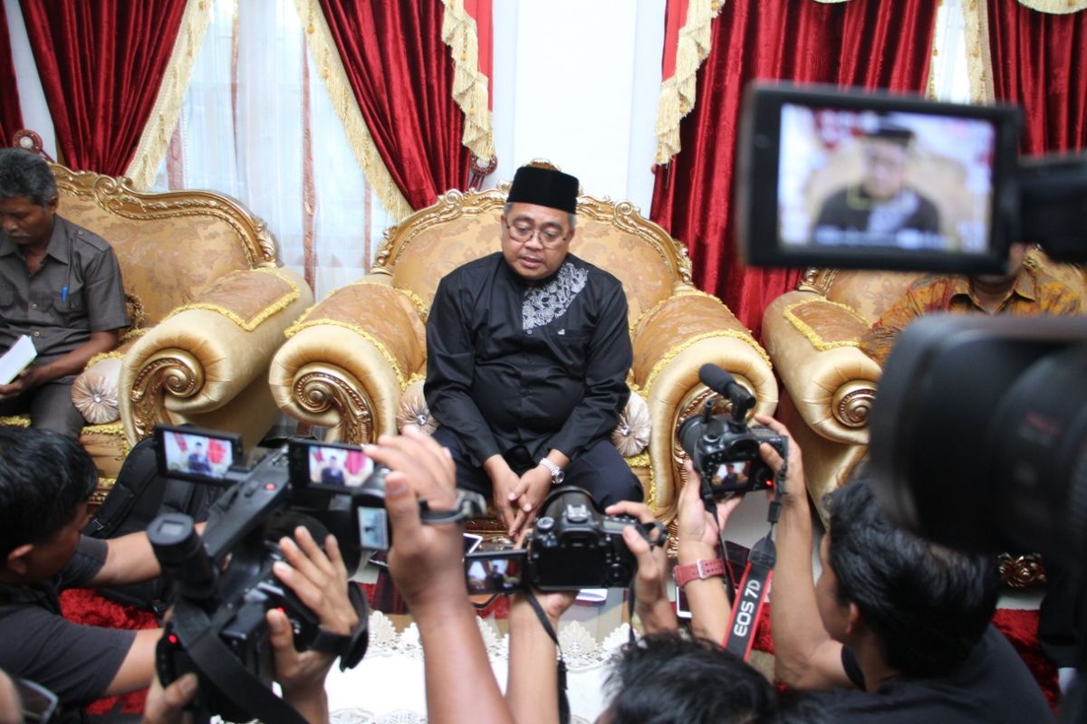 Bupati Aceh Barat Ramli MS menggelar konferensi pers terkait perkelahiannya dengan penagih utang di Pendopo Aceh Barat, Jumat (21/2/2020).
