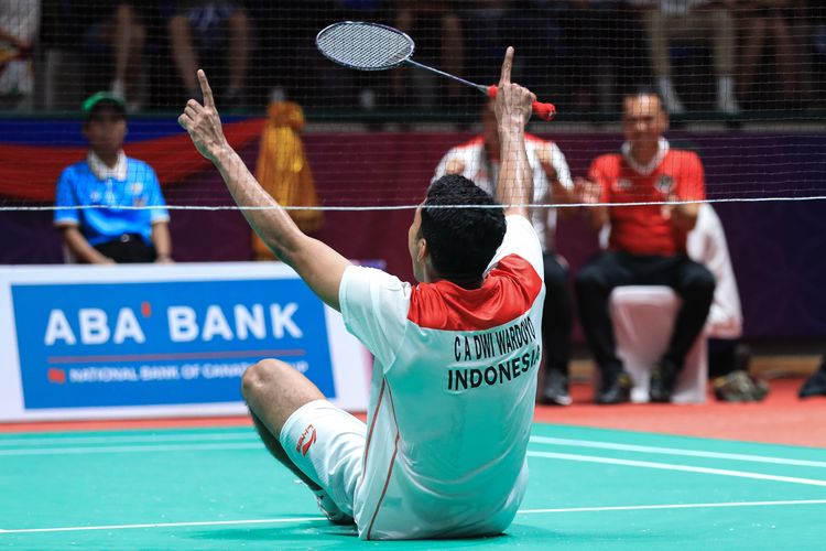 Chico Aura Dwi Wardoyo melakukan selebrasi usai memastikan kemenangan saat melawan Loh Kean Yew (Singapura) pada semifinal SEA Games 2023 nomor beregu putra di Morodok Techo Badminton Hall, Rabu (10/5/2023). Tim putra dan putri Indonesia melaju ke final SEA Games 2023.  Artikel ini berisi jadwal bulu tangkis SEA Games 2023.