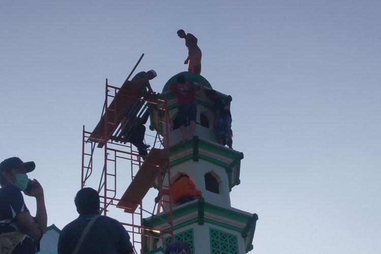 Detik-detik ketika akan meloncat dari menara masjid Baiturrahim Desa Jagaraga Indah Lombok Barat Minggu (19/5/2019)