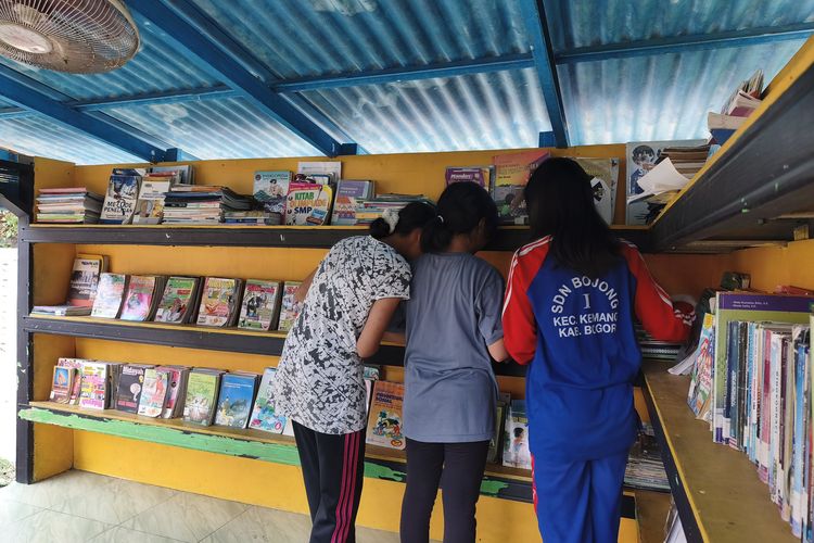 Ketika Pos Ronda Berubah Jadi Rumah Buku bagi Anak-anak di Kemang Bogor