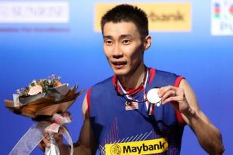 Pebulu tangkis asal Malaysia, Lee Chong Wei memamerkan medali emas BWF Superseries Finals, di Kuala Lumpur Badminton Stadium, Kuala Lumpur, Malaysia, Minggu (15/12/2013).