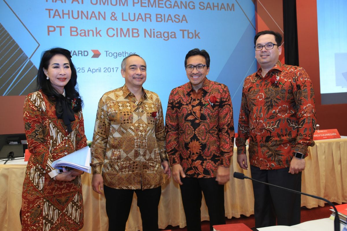 Presiden Komisaris CIMB Niaga Dato’ Sri Nazir Razak (kedua kiri) berbincang dengan Presiden Direktur Tigor M. Siahaan (kedua kanan), Direktur Strategy and Finance Wan Razly (kanan) dan Direktur Compliance, Corporate Secretary, and Legal Fransiska Oei (kiri) usai RUPST dan RUPSLB PT Bank CIMB Niaga Tbk di Jakarta, Selasa (25/4)