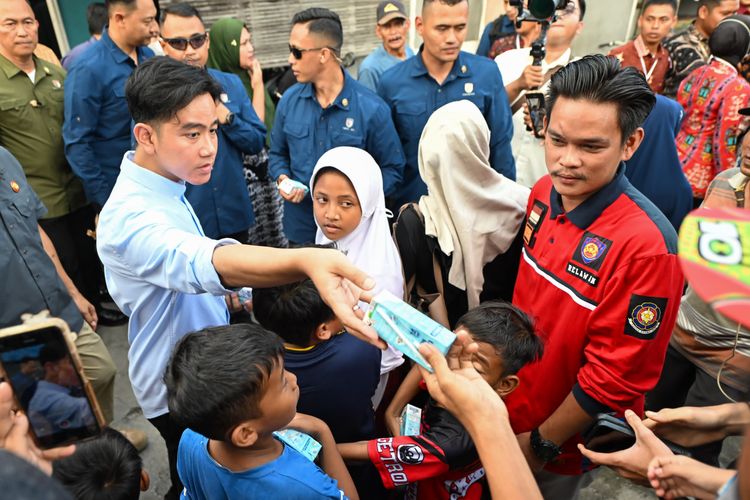 Gibran Blusukan ke Kampung Padat Penduduk di Palangkaraya