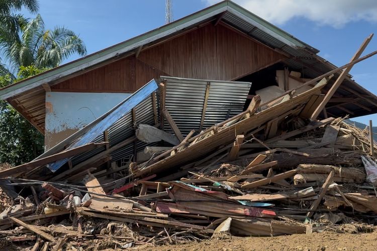 Kondisi di sepanjang jalan utama Jorong Kayu Pasak, Nagari Salareh Aia Induk, Palembayan, Agam, Sumatara Barat pada Sabtu (6/12/2025) siang. Sepanjang mata memandang, terlihat hanya kehancuran. Bangunan roboh terhantam banjir bandang dan tertimbun lumpur. Mobil tersapu dan menghantam rumah.