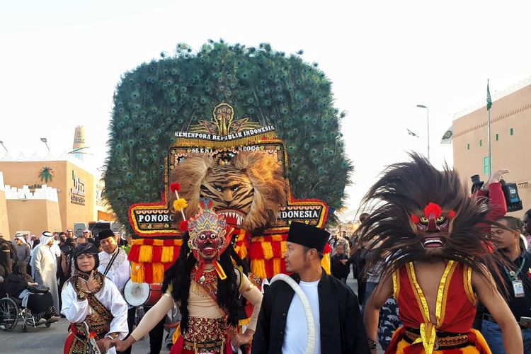 Kesenian Reog Ponorogo yang dipertontonkan dalam Janadriyah Festival ke 33 di Arab Saudi.