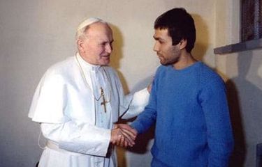 Paus Yohanes Paulus II bertemu dengan Mehmet Ali Agca, pria yang mencoba membunuhnya, di sebuah penjara di Italia pada 1983.