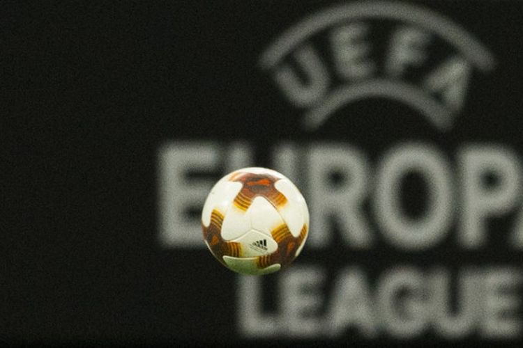 Sebuah bola melayang melewati logo Liga Europa pada laga Napoli kontra RB Leipzig pada 22 Februari 2018 di Leipzig.