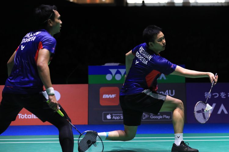 Ahsan/Hendra saat melawan Fajar/Rian pada semifinal BWF World Championship 2022. Selanjutnya, Ahsan/Hendra akan berhadapan dengan Aaron Chia/Soh Wooi Yik pada final BWF World Championship 2022 di Tokyo Metropolitan Gymnasium, Minggu (28/8/2022). 