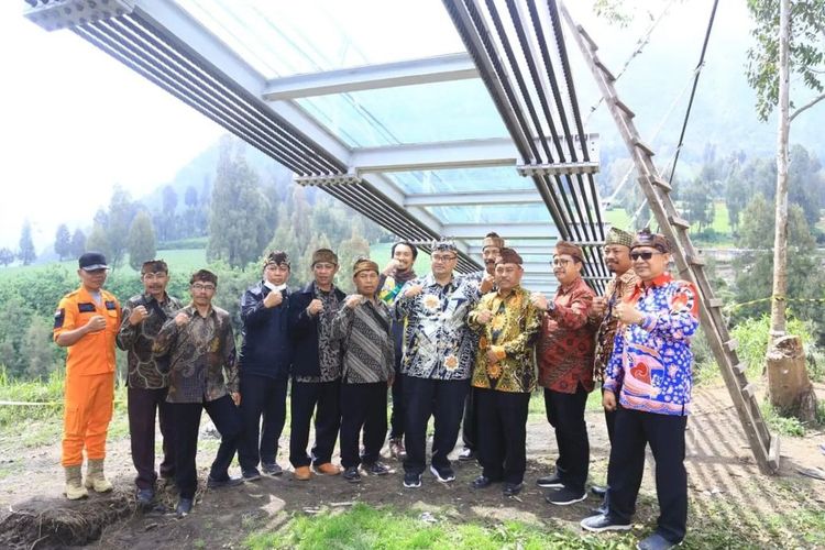 Pembangunan jembatan kaca sudah rampung, tinggal diresmikan. 