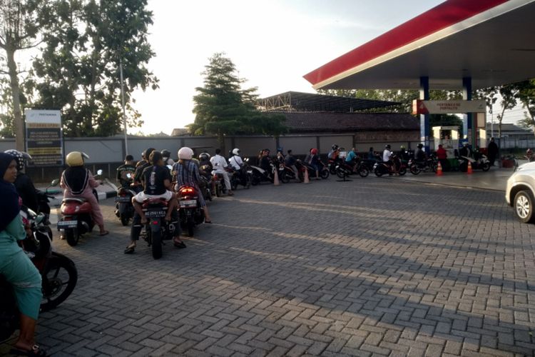 Pasokan Pertalite Disebut Terbatas, SPBU di Blitar Bagi Stok Tiga Sif, Pertamina Sebut Suplai Normal
