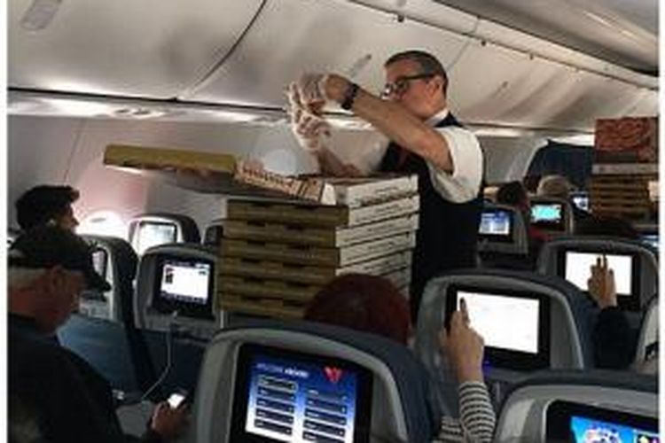 Seorang kru kabin pesawat Delta Airlines jurusan Philadelphia-Atlanta membagikan pizza kepada penumpang yang selama beberapa jam terpaksa menunggu di bandara Knoxville karena cuaca buruk di bandara tujuan. Hebatnya, pizza itu dipesan langsung kapten pilot untuk mengurangi kejemuan penumpang.