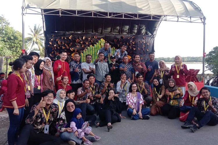 Mahasiswa KKN Universitas Gajah Mada (UGM) bersama warga di desa Dian Pulau , Maluku Tenggara