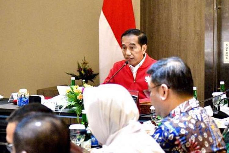 Presiden Joko Widodo memimpin rapat terbatas penanganan kebakaran hutan dan lahan (karhutla) di Pekanbaru, Riau, Senin (16/9/2019).