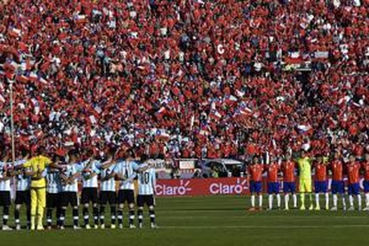 Para pemain Argentina dan Cile mengheningkan cipta jelang final Copa America 2015, Sabtu (4/7/2015). 