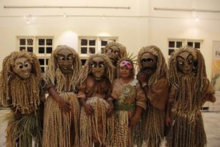 Maznah Anak Unyan (perempuan tengah) bersama penari topeng Mah Meri sebelum memulai parade Malaysian International Mask Festival 2015 di Kuala Lumpur, Malaysia, Jumat (14/8/2015). Parade topeng dimulai dari gedung Tourism Malaysia Centre.