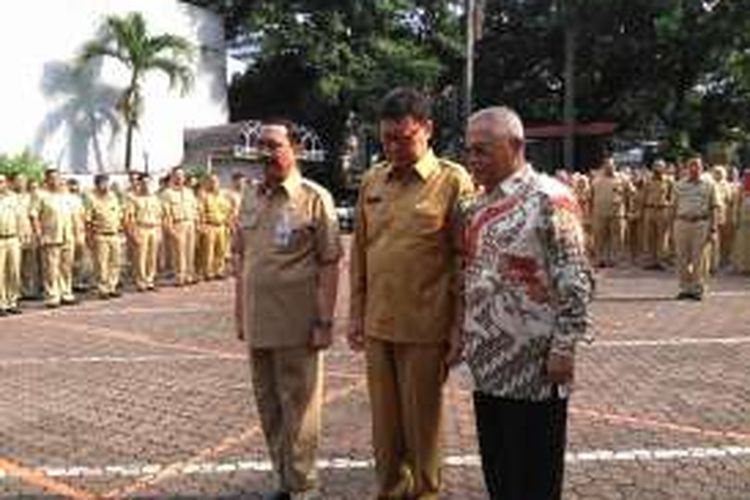 Mendagri bersama Triyono Budi Sasongko (batik) dan Hadi Prabowo di Lapangan BNPP, Jakarta, Selasa (12/7/2016). 