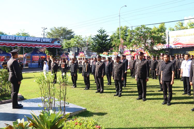 Gagalkan Pencurian Rp 3,6 Miliar, Nenek Juru Parkir di Brebes Dapat Penghargaan dari Polres