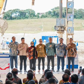 Peletakan batu pertama atau groundbreaking pembangunan pabrik soda ash pertama di Indonesia milik PT Pupuk Kalimantan Timur (Pupuk Kaltim) yang berlokasi di Kawasan Kaltim Industrial Estate (KIE), Bontang, Kalimantan Timur, pada Jumat (31/10/2025).