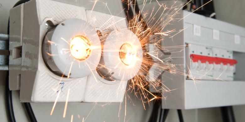 Nih 3 Sebab Munculnya Percikan Api Akibat Korsleting Halaman All Kompas Com