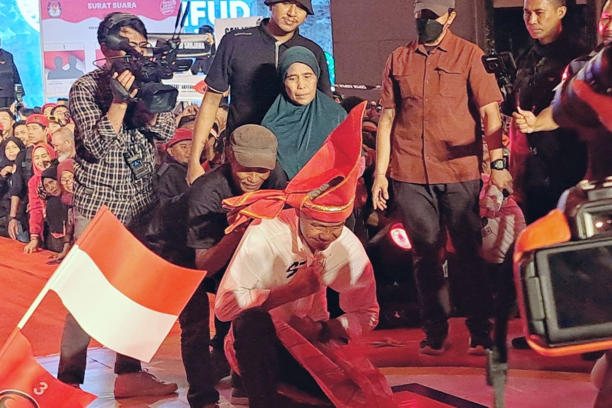 Capres nomor urut 3 Ganjar Pranowo saat tiga orang simpatisan atau relawannya menuliskan harapannya di kemeja yang ia kenakan saat kampanye akbar di UpperHills Convention Hall Jl. Metro Tanjung Bunga Kecamatan Mariso, Kota Makassar, Sulawesi Selatan (Sulsel) Selasa (30/1/2024)