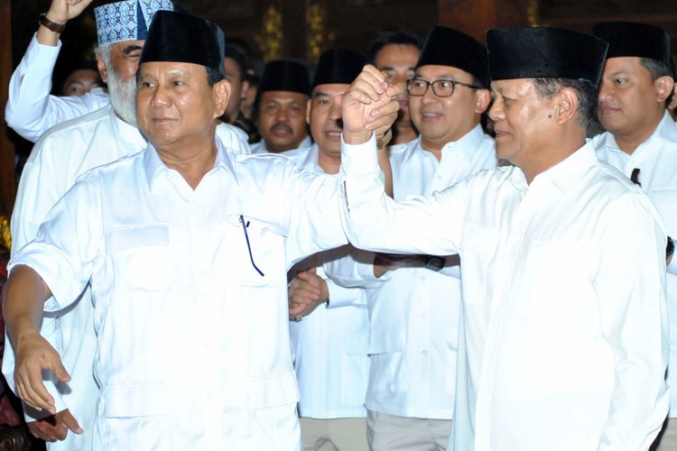 Ketua Umum Partai Gerindra Prabowo Subianto (kiri) mengangkat tangan calon Gubernur Jawa Barat Mayjen TNI (Purn) Sudrajat (kanan) saat jumpa pers di kediamannya, Padepokan Garudayaksa, Bukit Hambalang, Desa Bojongkoneng, Kabupaten Bogor, Jawa Barat, Sabtu (9/12). Partai Gerindra resmi mengusung Mayjen TNI (Purn) Sudrajat sebagai calon Gubernur Jawa Barat pada Pemilihan Gubernur dan Wakil Gubernur Jawa Barat 2018. ANTARA FOTO/Arif Firmansyah/pd/17