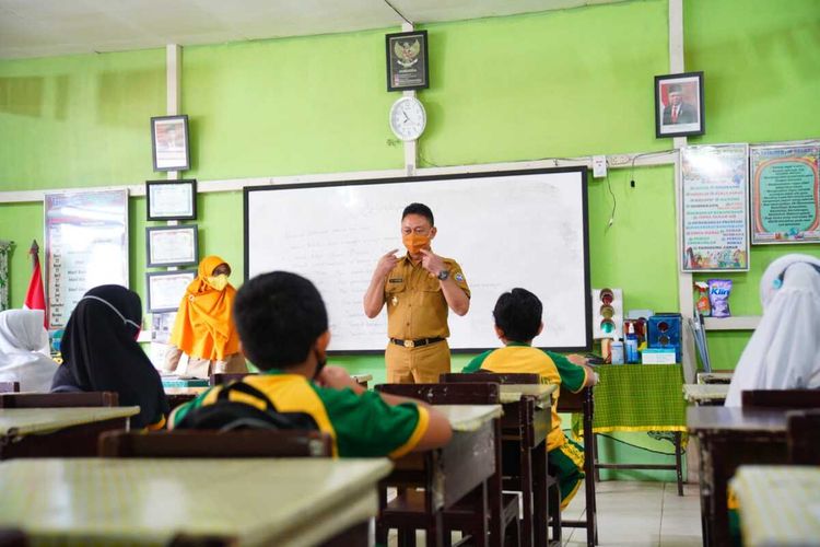 Pembelajaran tatap muka (PTM) secara terbatas di sekolah yang ada di Kota Pontianak, Kalimantan Barat (Kalbar) sudah berjalan lebih dari sepekan. Sejak mulai diterapkannya PTM tanggal 18 Agustus 2021 lalu, secara umum berjalan lancar dan aman. Sekolah-sekolah yang menggelar PTM juga telah melaksanakan protokol kesehatan secara ketat, mulai dari perlengkapan sarana prasarananya hingga jumlah siswa maupun jadwal pembelajaran yang diatur sedemikian rupa.