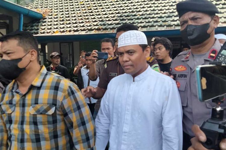 Terdakwa kasus ujaran kebencian, penistaan agama dan ITE, Sugi Nur Rahardja (Gus Nur) divonis dengan hukuman 6 tahun penjara.