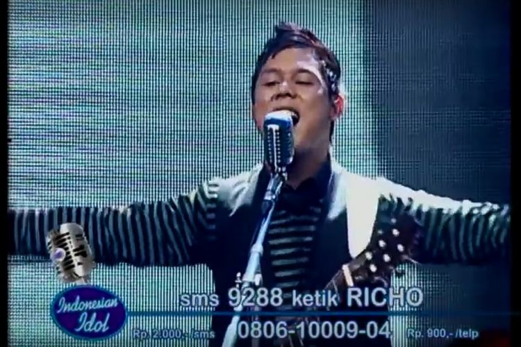 Dede Richo saat tampil di Indonesian Idol 2008.