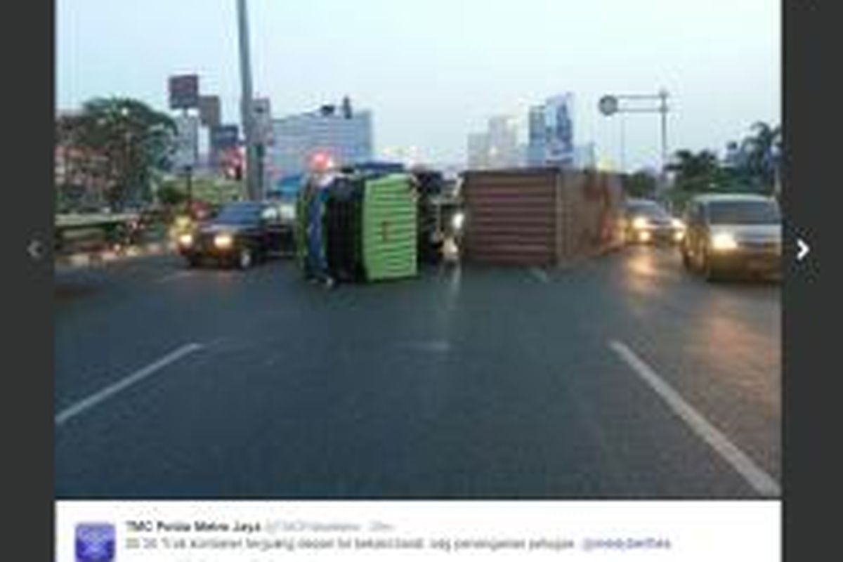 Sebuah truk kontainer terguling di depan Tol Bekasi barat, Kamis (23/10/2014). Gambar diambil dar akun twitter TMC Polda Metro Jaya