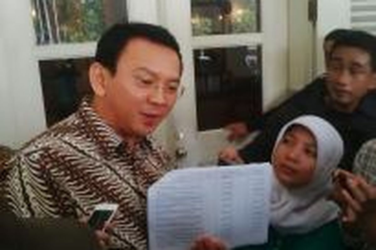 Gubernur DKI Jakarta Basuki Tjahaja Purnama menunjukkan data usulan anggaran siluman DPRD DKI kepada Dinas Pendidikan DKI di APBD DKI 2015, di Balai Kota, Rabu (25/2/2015). 