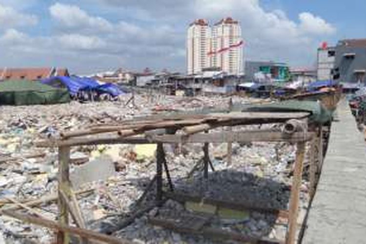 Rabu (4/5/2016), warga Pasar Ikan yang masih bertahan mulai membangun belasan gubuk di pinggir pelabuhan Sunda Kelapa