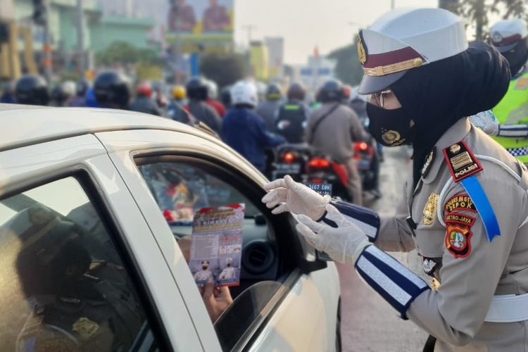 Polisi merazia pengemudi mobil di Jalan Margonda Raya, Depok, Jawa Barat dalam rangka Operasi Patuh Jaya 2020.
