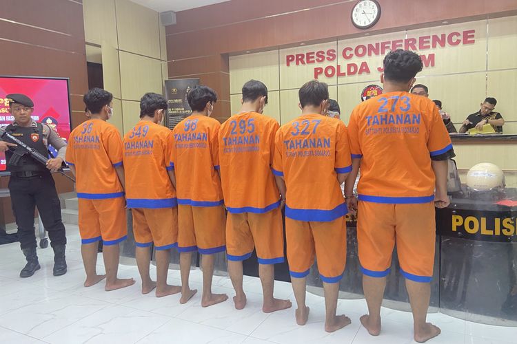 Tersangka yang ditahan Polda Jatim dalam kasus perusakan pos lantas Waru Sidoarjo dan pengeroyokan petugas kepolisian pada Jumat (28/8/2025).