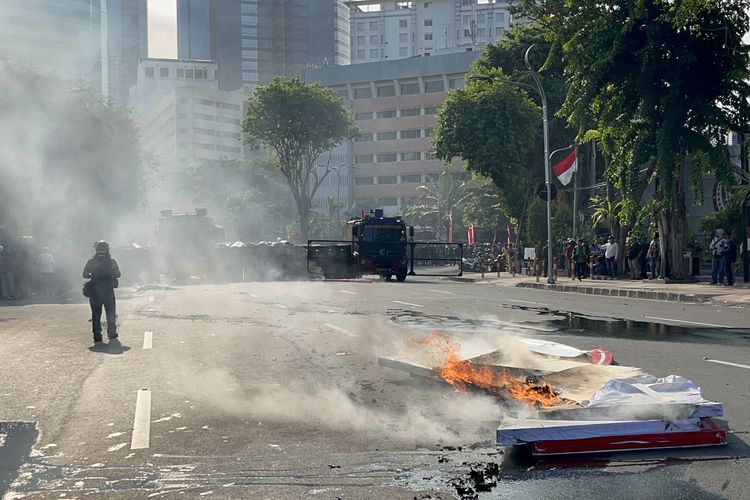 Suasana demonstrasi aksi solidaritas ojol Affan Kurniawan saat kepolisian menyemprotkan water Canon dan maju menghadang massa di depan Gedung Grahadi, Surabaya, Jumat (29/8/2025).