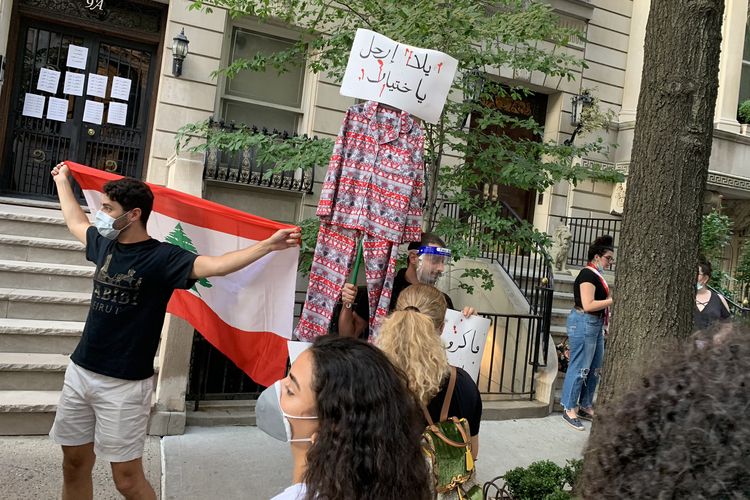 Aksi protes di Manhattan pada Senin (10/8/2020) setelah ledakan di Beirut, Lebanon.