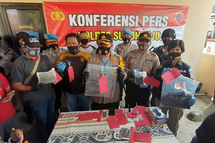 Kapolres Sukoharjo AKBP Bambang Yugo Pamungkas menunjukkan barang bukti pelaku kasus dugaan pembunuhan dalam konferensi pers di Polsek Baki, Sukoharjo, Jawa Tengah, Sabtu (22/8/2020).