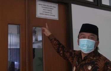 Wakil Wali Kota Tegal M. Jumadi berada di depan pintu masuk kantornya yang terkunci di Komplek Balai Kota Tegal, Selasa (23/2/2021) (Istimewa)