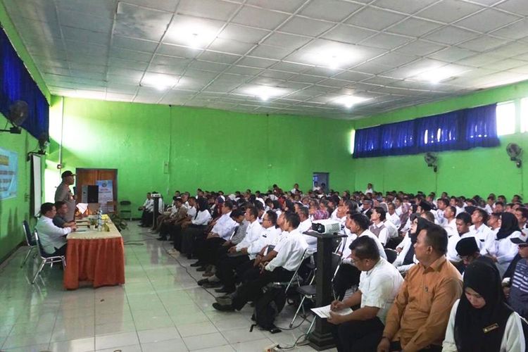 Ratusan kepala sekolah di Cianjur, Jawa Barat berkumpul di aula SMAN 1 Cianjur, bersama jajaran Forkopimda Cianjur untuk menyatakan sikap mendukung pelantikan Presiden dan Wakil Presiden RI,  Rabu (16/10/2019). 