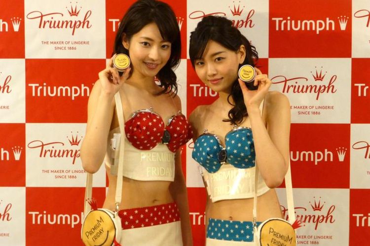 Dua orang model mengenakan the Premium Friday Bra saat peluncuran di Tokyo, Rabu (26/4/2017) waktu setempat.  