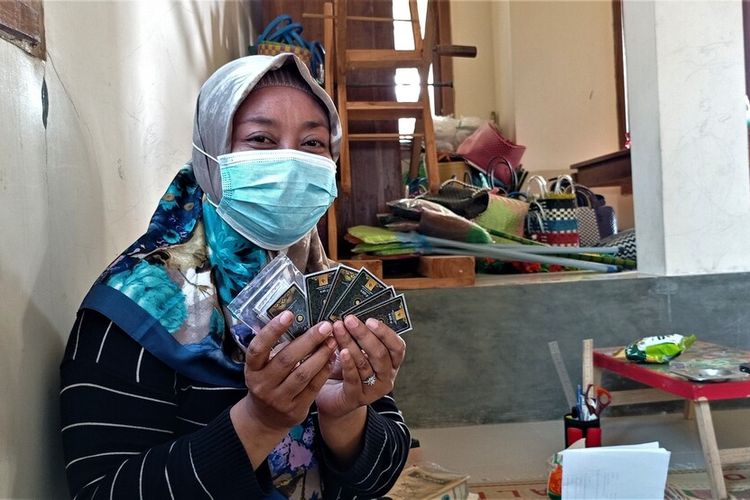 Siti Romlah, Ketua Penggerak PKK Desa Dukuh Kabupaten Magetan meyakinkan warga bis amerubah sampah menjadi emas.