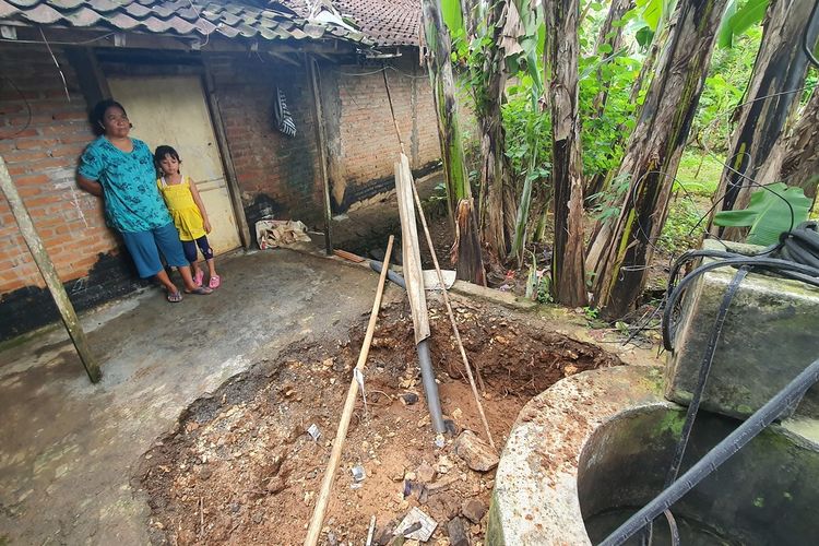 Tanah ambles di Padukuhan Ngelorejo, Gari, Wonosari, Gunungkidul, DI Yogyakarta..Senin (28/11/2022)