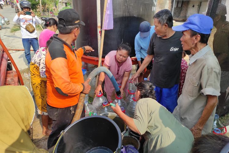 Sungai dan Sumur Mengering, Warga Demak Berebut Bantuan Air Bersih 