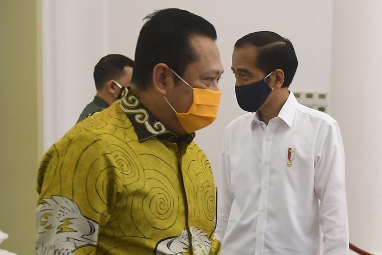 Presiden Joko Widodo (kanan) menyambut Ketua MPR Bambang Soesatyo (kiri) saat pertemuan di Istana Bogor, Jawa Barat, Rabu (8/7/2020). Pertemuan tersebut membahas sejumlah isu-isu kebangsaan.